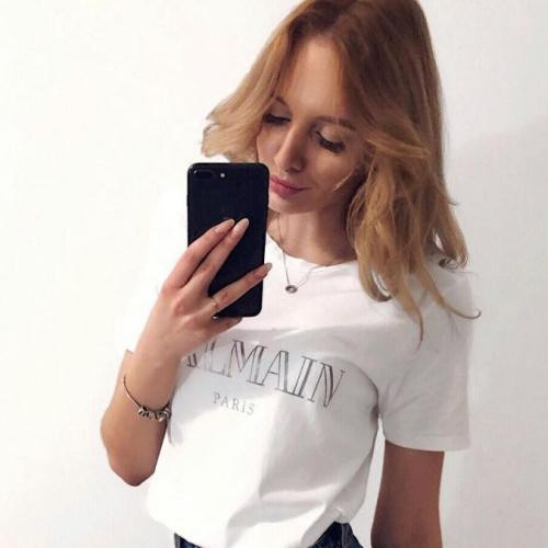 Une belle femme blonde pour ce soir